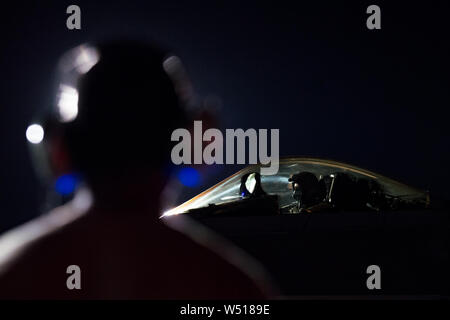 Ein US Air Force F-22 Raptor Pilot von der 94th Fighter Squadron bereitet sich auf den Start an der Nellis Air Force Base, Nevada, 23. Juli 2019. Rote Flagge wurde 1975 gegründet, um der US-Streitkräfte für den Kampf vorzubereiten. (U.S. Air Force Foto von älteren Flieger Tristan Biese) Stockfoto