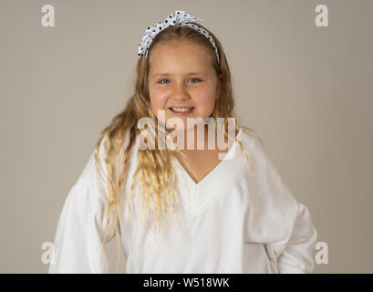 Nette charmante Glücklich, aufgeregt und fröhlicher junger Zicklein Modellierung und posieren mit großem Vertrauen und Selbstachtung. Close up Beauty Portrait in positiver Hum Stockfoto