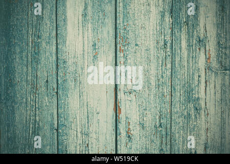 Dunklen verfallenen gebrochenen Boards, grünen Zaun. Lackiertes Holz alte Tabelle. Rustikale Holz Textur. Verwitterte eiche Planken. Die Inneneinrichtung. Natürliche Holz- Stockfoto