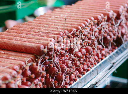 Die Würstchen, die Lebensmittelproduktion in der Fabrik. Stockfoto