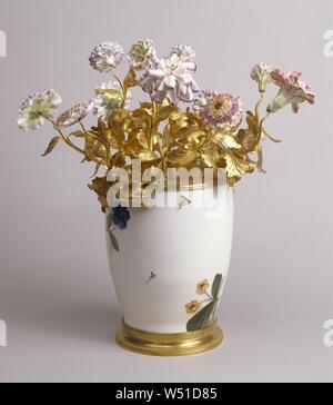 Vase mit Blumen montiert, unbekannter Bronzier Teekocher, Französisch, Vase an der Meißener Porzellanmanufaktur (Deutsch, aktive 1710 - Gegenwart), Blumen möglicherweise an der Vincennes Porzellanmanufaktur (Französisch, 1740 - 1756), Paris, Frankreich, Vase vor 1733, Blume ca. 1745 - 1750, ca. 1745 - 1749, Hartporzellan und polychrome - Emaille Deko, weiche Hartporzellan, vergoldete Bronze, 39,7 × 38,4 × 34 cm (15 5/8 x 15 1/8 x 13 3/8 in Stockfoto