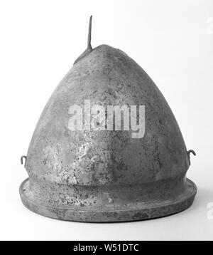 Helm, Unbekannt, Etrurien, Italien, 5.Jahrhundert v. Chr., Bronze, 21,5 x 23,8 cm (8 5/6 x 9 3/8 Zoll Stockfoto