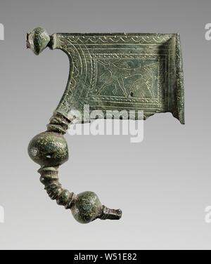 Bronze Fibel Fragment, Unbekannt, Griechenland, 725 - 700 v. Chr., Bronze, 5,8 × 4,7 × 1 cm (2 5/16 x 1 7/8 x 3/8" Stockfoto