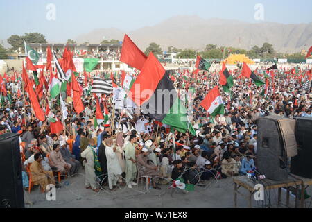 Quetta, Pakistan. 25. Juli, 2019. QUETTA, PAKISTAN, 25.Juli: Anhänger der Oppositionsparteien in der Nationalversammlung halten Fahnen und Poster während der Protestkundgebung gegen Pakistan Tehreek-e-Insaf (PTI) Regierung. Die vereinigte Opposition hält eine Reihe von Kundgebungen im ganzen Land schwarzer Tag für ein Jahr nach der Bundestagswahl 2018, in denen die "Pakistan Tehreek-e-Insaf siegreich hervorgegangen. Credit: Din Muhammad Watanpaal/Pacific Press/Alamy leben Nachrichten Stockfoto