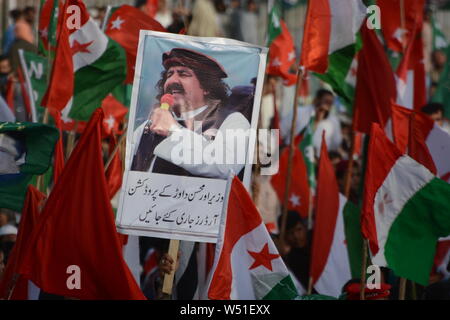 Quetta, Pakistan. 25. Juli, 2019. QUETTA, PAKISTAN, 25.Juli: Anhänger der Oppositionsparteien in der Nationalversammlung halten Fahnen und Poster während der Protestkundgebung gegen Pakistan Tehreek-e-Insaf (PTI) Regierung. Die vereinigte Opposition hält eine Reihe von Kundgebungen im ganzen Land schwarzer Tag für ein Jahr nach der Bundestagswahl 2018, in denen die "Pakistan Tehreek-e-Insaf siegreich hervorgegangen. Credit: Din Muhammad Watanpaal/Pacific Press/Alamy leben Nachrichten Stockfoto