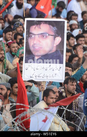 Quetta, Pakistan. 25. Juli, 2019. QUETTA, PAKISTAN, 25.Juli: Anhänger der Oppositionsparteien in der Nationalversammlung halten Fahnen und Poster während der Protestkundgebung gegen Pakistan Tehreek-e-Insaf (PTI) Regierung. Die vereinigte Opposition hält eine Reihe von Kundgebungen im ganzen Land schwarzer Tag für ein Jahr nach der Bundestagswahl 2018, in denen die "Pakistan Tehreek-e-Insaf siegreich hervorgegangen. Credit: Din Muhammad Watanpaal/Pacific Press/Alamy leben Nachrichten Stockfoto