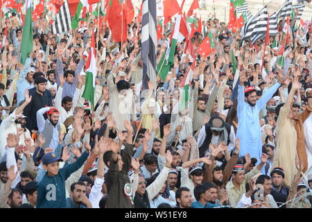 Quetta, Pakistan. 25. Juli, 2019. QUETTA, PAKISTAN, 25.Juli: Anhänger der Oppositionsparteien in der Nationalversammlung halten Fahnen und Poster während der Protestkundgebung gegen Pakistan Tehreek-e-Insaf (PTI) Regierung. Die vereinigte Opposition hält eine Reihe von Kundgebungen im ganzen Land schwarzer Tag für ein Jahr nach der Bundestagswahl 2018, in denen die "Pakistan Tehreek-e-Insaf siegreich hervorgegangen. Credit: Din Muhammad Watanpaal/Pacific Press/Alamy leben Nachrichten Stockfoto