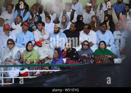 Quetta, Pakistan. 25. Juli, 2019. QUETTA, PAKISTAN, 25.Juli: Anhänger der Oppositionsparteien in der Nationalversammlung halten Fahnen und Poster während der Protestkundgebung gegen Pakistan Tehreek-e-Insaf (PTI) Regierung. Die vereinigte Opposition hält eine Reihe von Kundgebungen im ganzen Land schwarzer Tag für ein Jahr nach der Bundestagswahl 2018, in denen die "Pakistan Tehreek-e-Insaf siegreich hervorgegangen. Credit: Din Muhammad Watanpaal/Pacific Press/Alamy leben Nachrichten Stockfoto