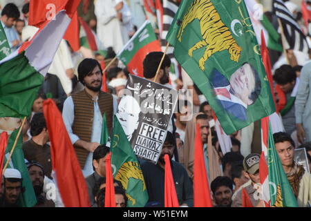 Quetta, Pakistan. 25. Juli, 2019. QUETTA, PAKISTAN, 25.Juli: Anhänger der Oppositionsparteien in der Nationalversammlung halten Fahnen und Poster während der Protestkundgebung gegen Pakistan Tehreek-e-Insaf (PTI) Regierung. Die vereinigte Opposition hält eine Reihe von Kundgebungen im ganzen Land schwarzer Tag für ein Jahr nach der Bundestagswahl 2018, in denen die "Pakistan Tehreek-e-Insaf siegreich hervorgegangen. Credit: Din Muhammad Watanpaal/Pacific Press/Alamy leben Nachrichten Stockfoto