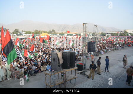 Quetta, Pakistan. 25. Juli, 2019. QUETTA, PAKISTAN, 25.Juli: Anhänger der Oppositionsparteien in der Nationalversammlung halten Fahnen und Poster während der Protestkundgebung gegen Pakistan Tehreek-e-Insaf (PTI) Regierung. Die vereinigte Opposition hält eine Reihe von Kundgebungen im ganzen Land schwarzer Tag für ein Jahr nach der Bundestagswahl 2018, in denen die "Pakistan Tehreek-e-Insaf siegreich hervorgegangen. Credit: Din Muhammad Watanpaal/Pacific Press/Alamy leben Nachrichten Stockfoto