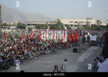 Quetta, Pakistan. 25. Juli, 2019. QUETTA, PAKISTAN, 25.Juli: Anhänger der Oppositionsparteien in der Nationalversammlung halten Fahnen und Poster während der Protestkundgebung gegen Pakistan Tehreek-e-Insaf (PTI) Regierung. Die vereinigte Opposition hält eine Reihe von Kundgebungen im ganzen Land schwarzer Tag für ein Jahr nach der Bundestagswahl 2018, in denen die "Pakistan Tehreek-e-Insaf siegreich hervorgegangen. Credit: Din Muhammad Watanpaal/Pacific Press/Alamy leben Nachrichten Stockfoto