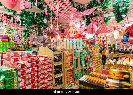 Angehäuft Packs von Süßigkeiten in der Dekorierten shop für die Hanami Fest, indoor Foto, Einkaufszentrum Mega Don Quijote-Shibuya, Shibuya, Udagawacho, Tokio Stockfoto