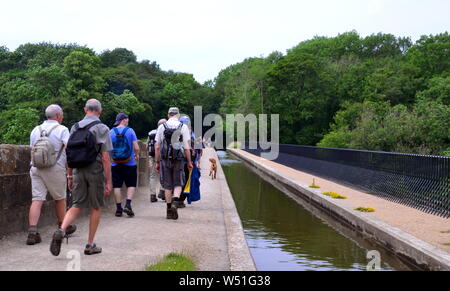 Eine Gruppe von Wanderern überqueren Sie die marple Aquädukt von der Peak Wald Canal an Marple, Greater Manchester, im Nordwesten von England, Vereinigtes Königreich. Stockfoto