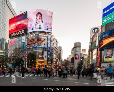 Shibuya Crossing, Kreuzung mit vielen Fußgänger, viele Einkaufszentren und Geschäfte, beleuchtete Werbung auf Wolkenkratzer, Shibuya, Tokio, Japan Stockfoto