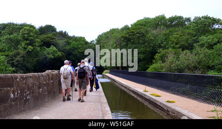 Eine Gruppe von Wanderern überqueren Sie die marple Aquädukt an Marple, Greater Manchester, im Nordwesten von England, Vereinigtes Königreich. Stockfoto