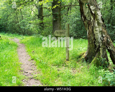 Smelthouses öffentlichen Fußweg Zeichen in Wäldern in der Nähe von weißen Häusern Pateley Bridge Nidderdale North Yorkshire England Stockfoto