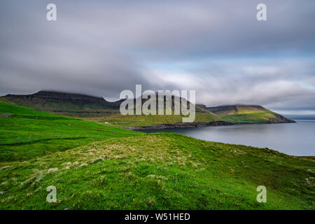 Ultra lange Exposition der typische Landschaft in Färöer Inseln Stockfoto