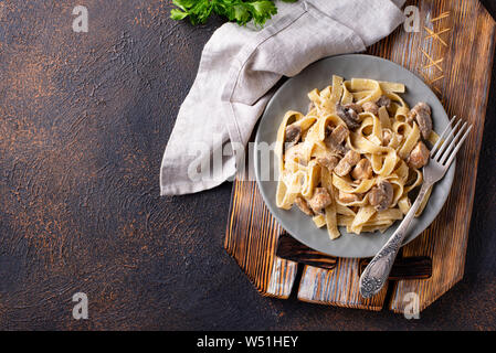 Nudeln mit Hühnerfleisch und Champignons Stockfoto