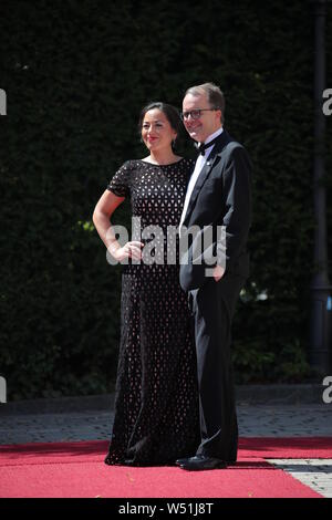 Bayreuth, Deutschland. 25. Juli, 2019. Markus Rinderspacher, der Chef der SPD-Bundestagsfraktion in Bayern, und sein Partner, die Opernsängerin Franziska Rabl, wird die Eröffnung der Bayreuther Festspiele 2019. Credit: Daniel Karmann/dpa/Alamy leben Nachrichten Stockfoto