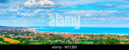 Panoramablick auf die Küste der Romagna oder Riviera Romagnola, berühmten Strand der Adria. Cattolica riccione Italien. Stockfoto