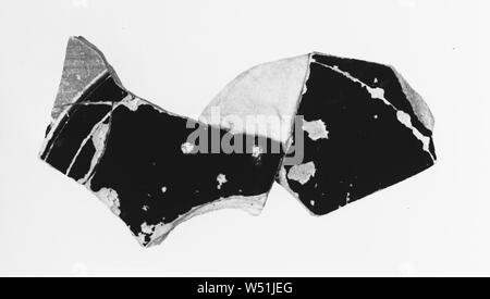 Dachgeschoss Panathenaic Amphora Fragment (bestehend aus 4 Joined Fragmente), Unbekannt, Athen, Griechenland, 6. Jahrhundert v. Chr., Terrakotta, 9,8 × 4,2 cm (3 7/8 x 1 5/8 Zoll Stockfoto