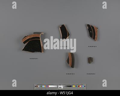 Dachgeschoss Black-Figure Platte Fragment, Unbekannt, Athen, Griechenland, 6. Jahrhundert v. Chr., Terrakotta, 3,1 cm (1 1/4 in Stockfoto