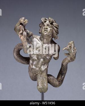 Statuette eines riesigen Snake-Legged, Unbekannt, Römische Reich, 180 - 220, Bronze, 14 × 12,5 × 7 cm (5 1/2 x 4 15/16 x 2 3/4 Zoll Stockfoto