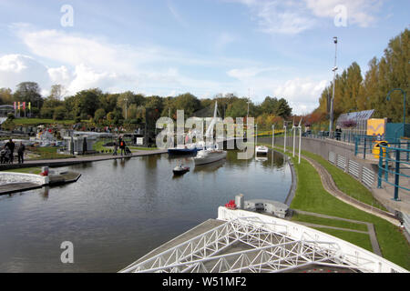 Ansicht der niederländischen Hafen in Madurodam Miniatur Park, wo Besucher die Replikate der Schiffe und Boote, die hin und her auf das Meer sehen kann. Stockfoto