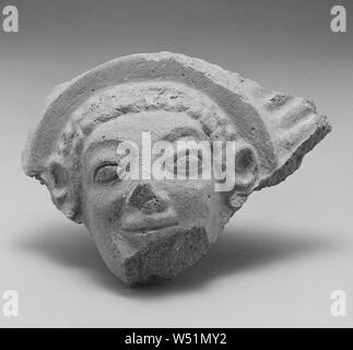 Weiblicher Kopf Antefix, Unbekannt, Etrurien, 6.- 5.Jahrhundert v. Chr., Terrakotta, 15 × 19,1 cm (5 7/8 x 7 1/2 in. Stockfoto