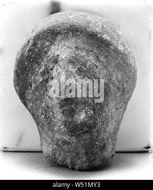 Menschlichen Kopf, Unbekannt, Kampanien, Süditalien, 6.- 5.Jahrhundert v. Chr., Terrakotta, 4,8 cm (1 7/8 in Stockfoto
