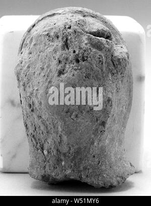 Menschlichen Kopf (?), Unbekannte, Kampanien, Süditalien, 6.- 5.Jahrhundert v. Chr., Terrakotta, 5,9 cm (2 5/16 Zoll Stockfoto