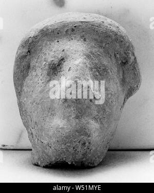 Menschlichen Kopf, Unbekannt, Kampanien, Süditalien, 6.- 5.Jahrhundert v. Chr., Terrakotta, 4,3 cm (1 11/16 in Stockfoto