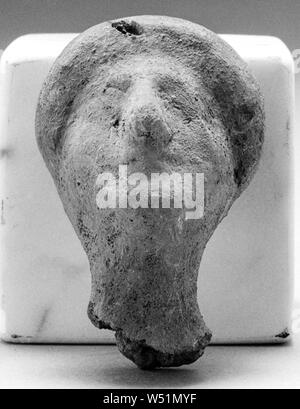 Menschlichen Kopf, Unbekannt, Kampanien, Süditalien, 6.- 5.Jahrhundert v. Chr., Terrakotta, 5,7 cm (2 1/4 in Stockfoto
