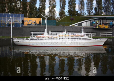 Leute wie der Nachbau eines holländischen Schiff in Madurodam Park in Scheveningen, Den Haag, Niederlande, auf einer Skala von 1 gebaut wurde: 25 zu sehen Stockfoto