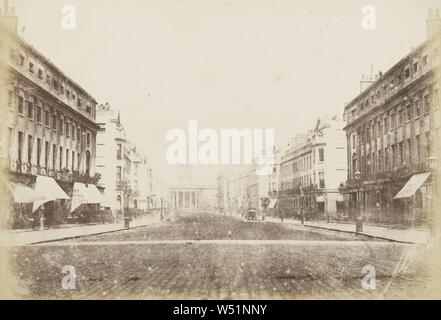 Alle Seele Kirche/London, Obere Regent Street und Kirche All Souls, Langham Place, William Henry Fox Talbot (Englisch, 1800-1877), 1843, gesalzen Papier drucken, 14,1 × 20,6 cm (5 9/16 x 8 1/8 in. Stockfoto