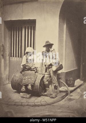 Italienische Musiker am Eingang der 21, Quai de Bourbon, Charles Nègre (Französisch, 1820-1880), 1851, gesalzen Papier drucken, 22,1 × 16,2 cm (8 11/16 x 6 3/8 Zoll Stockfoto