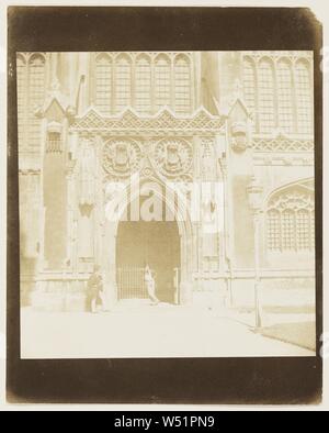 South Portal der Kapelle des King's College, William Henry Fox Talbot (Englisch, 1800-1877), 1844, gesalzen Papier drucken, 17,5 × 16,8 cm (6 7/8 x 6 5/8 Zoll Stockfoto