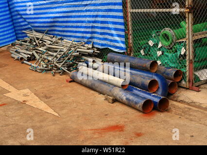 Nahaufnahme der abgebrochenen Wasserleitungen auf zementboden der Lager verlassen Stockfoto