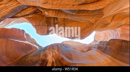 Schöne, weite Betrachtungswinkel von erstaunlichen Sandstein Felsformationen in berühmten Antelope Canyon, von unten nach oben in den Himmel. Stockfoto