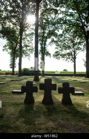 4900. Langemark (bij Ieper). Duitse Militaire Begraafplaats. Foto: Gerrit De Heus. Belgien. Langemark. Deutscher Soldatenfriedhof. Foto: Gerrit De Heus Stockfoto