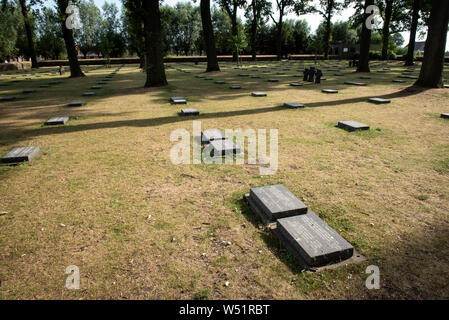 4900. Langemark (bij Ieper). Duitse Militaire Begraafplaats. Foto: Gerrit De Heus. Belgien. Langemark. Deutscher Soldatenfriedhof. Foto: Gerrit De Heus Stockfoto