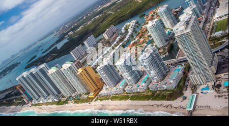 Der Norden von Miami Beach und Gateway Park ab Helikopter, Florida gesehen. Wolkenkratzer am Meer entlang, Luftbild. Stockfoto