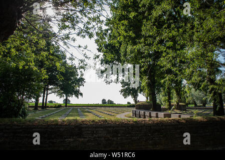 4900. Langemark (bij Ieper). Duitse Militaire Begraafplaats. Foto: Gerrit De Heus. Belgien. Langemark. Deutscher Soldatenfriedhof. Foto: Gerrit De Heus Stockfoto