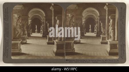 Bildhauerkunst Hallen, die zu den berühmten Venus De Milo Statue (im Abstand), Louvre, Paris, Frankreich, Underwood & Underwood (American, 1881-1940), 1900, Silbergelatineabzug Stockfoto