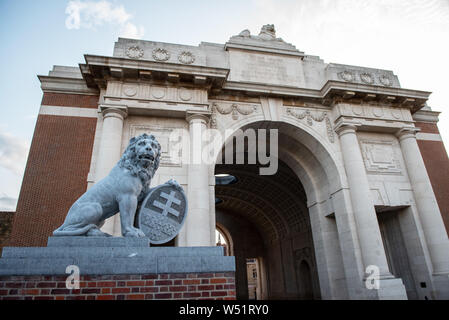 4900. Ieper. De Menenpoort ist een herdenkingsmonument in de Belgische Stad in Ieper. De Poort ist een van de voor herdenkingsmonumenten vermisten van de Stockfoto