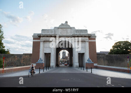 4900. Ieper. De Menenpoort ist een herdenkingsmonument in de Belgische Stad in Ieper. De Poort ist een van de voor herdenkingsmonumenten vermisten van de Stockfoto