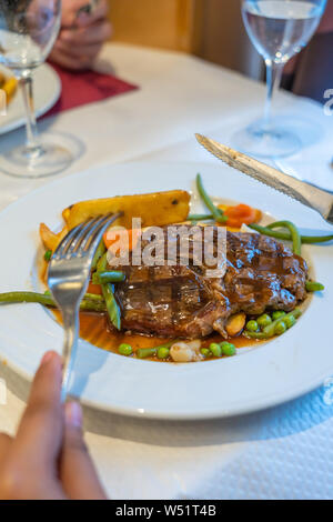 Platte mit gegrilltem Steak und Salat im Französischen Restaurant Stockfoto