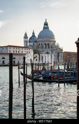 Gondeln in Santa Maria della Salute Kirche in Venedig, Italien Stockfoto