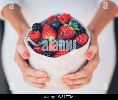 Sweet berries mix in a girl's hands Stockfoto