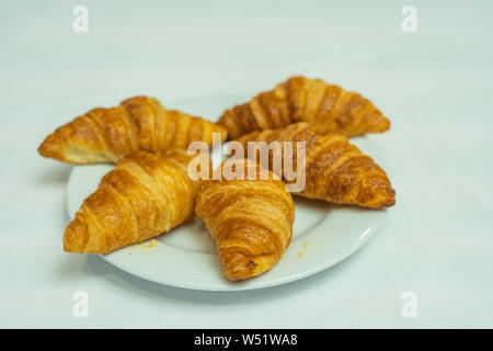 Isolierte Platte der geschwollenen Croissant auf weißen Teller zum Frühstück Stockfoto